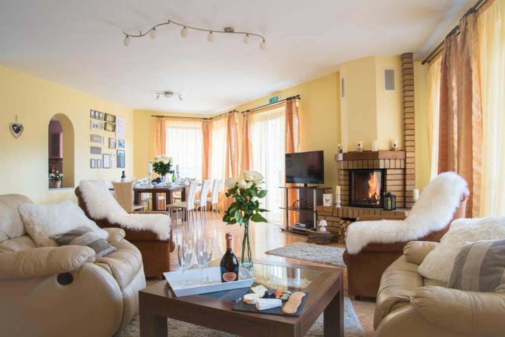 Charming Villa In A Private Mountain Resort Brassó Kültér fotó